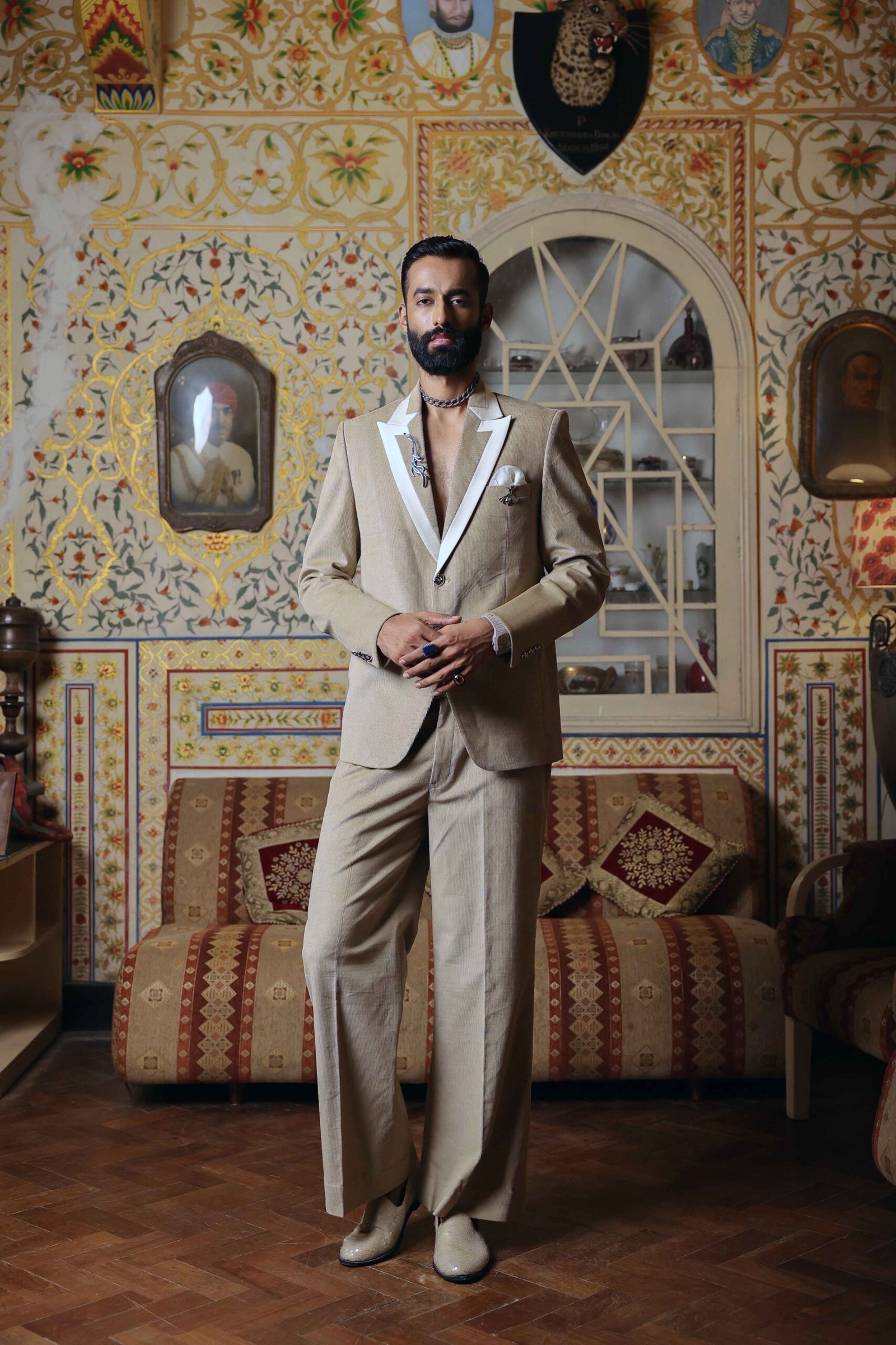 The sand peak lapel set