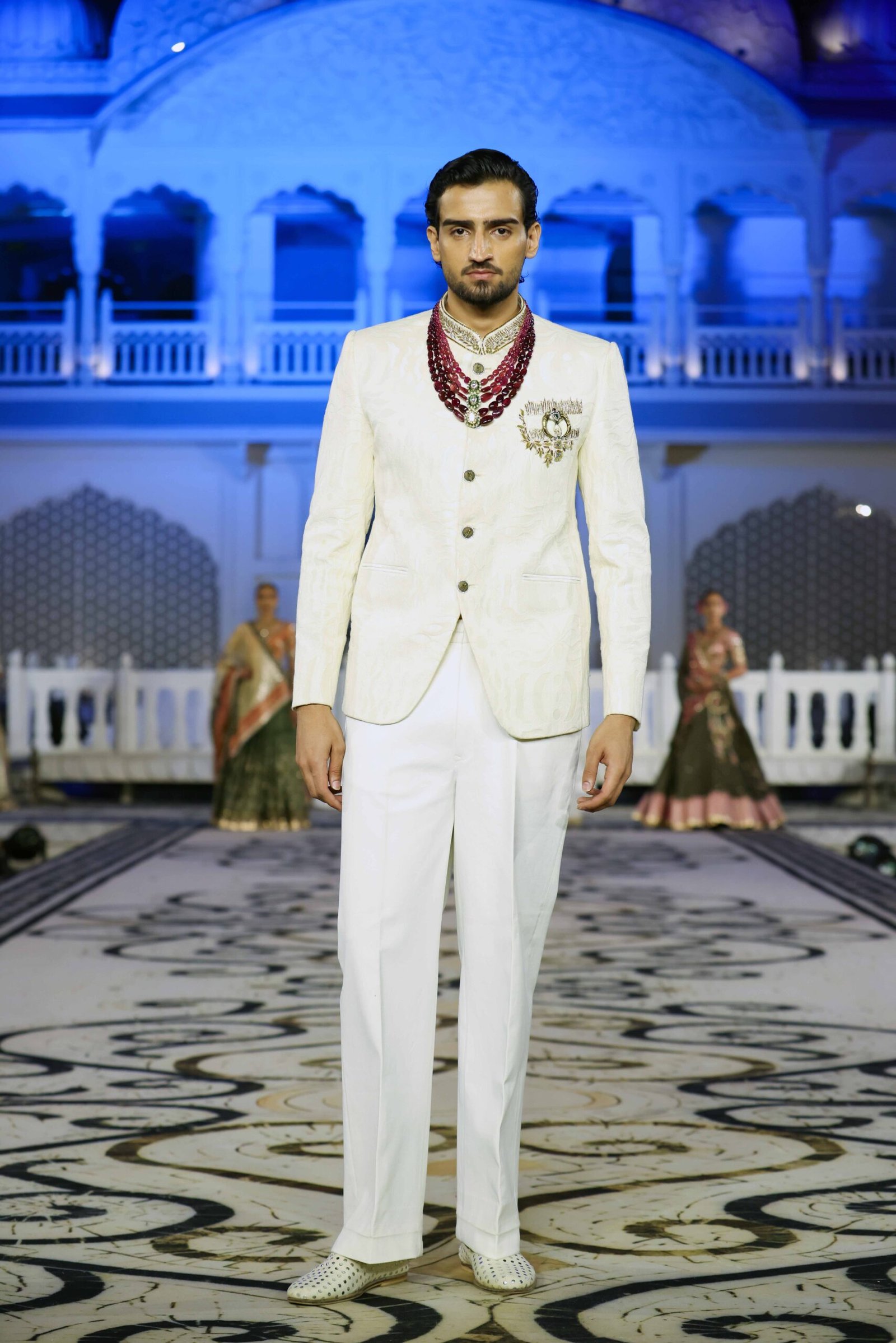 The Baqsa Ivory Banarasi Set